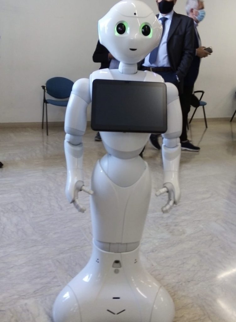 Il robot pepper di forma umanoide