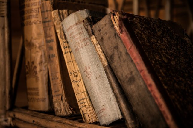 vecchi libri su uno scaffale